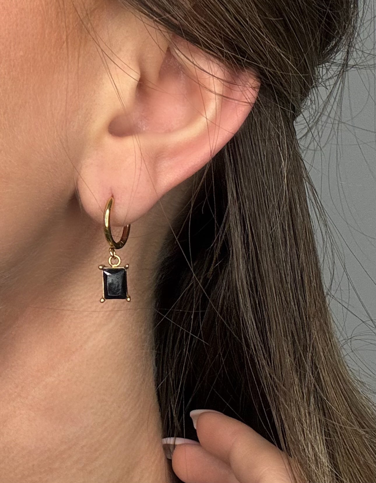 boucle d oreille Alba porte